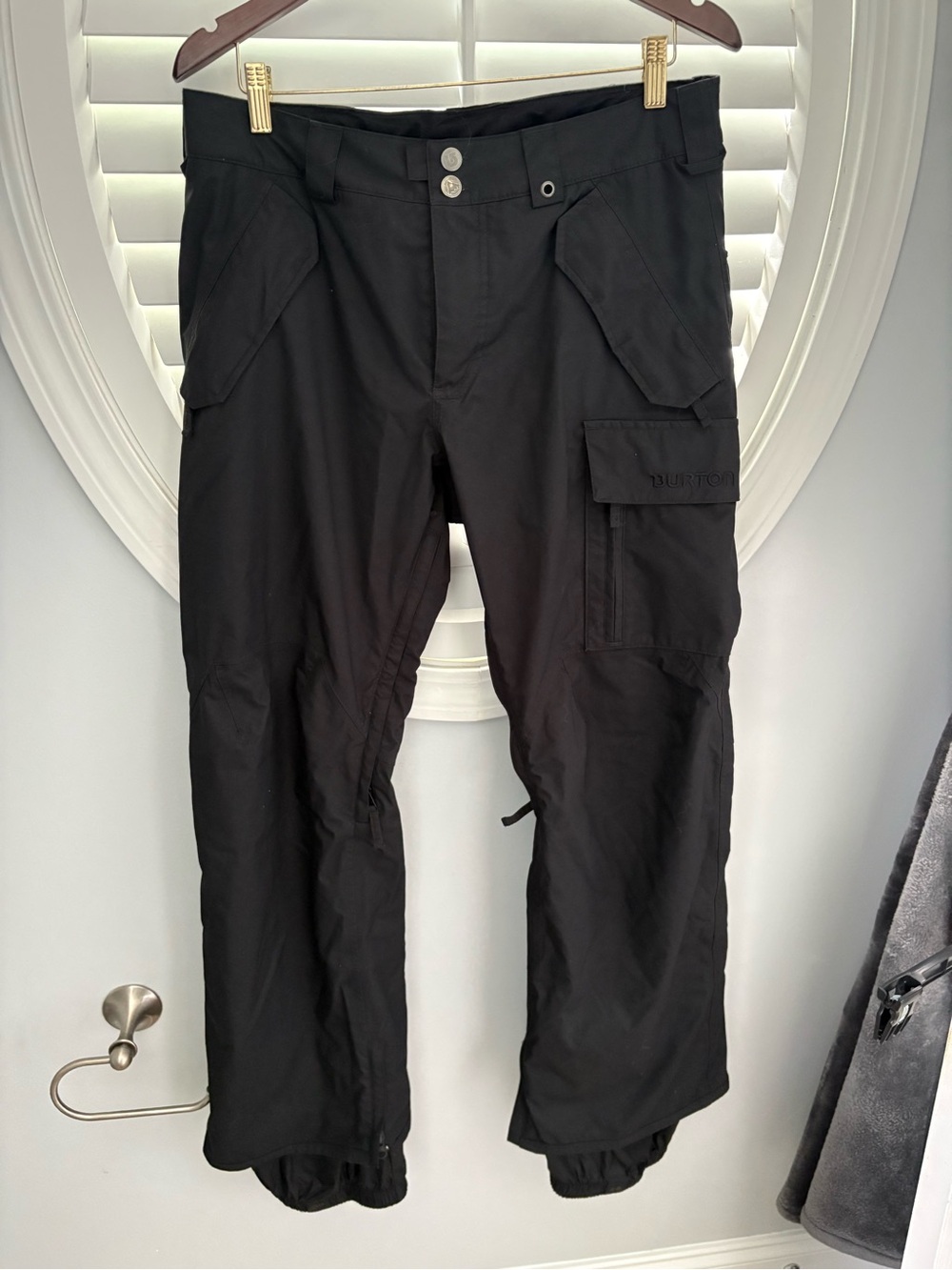 Burton black men’s medium cargo snow pants